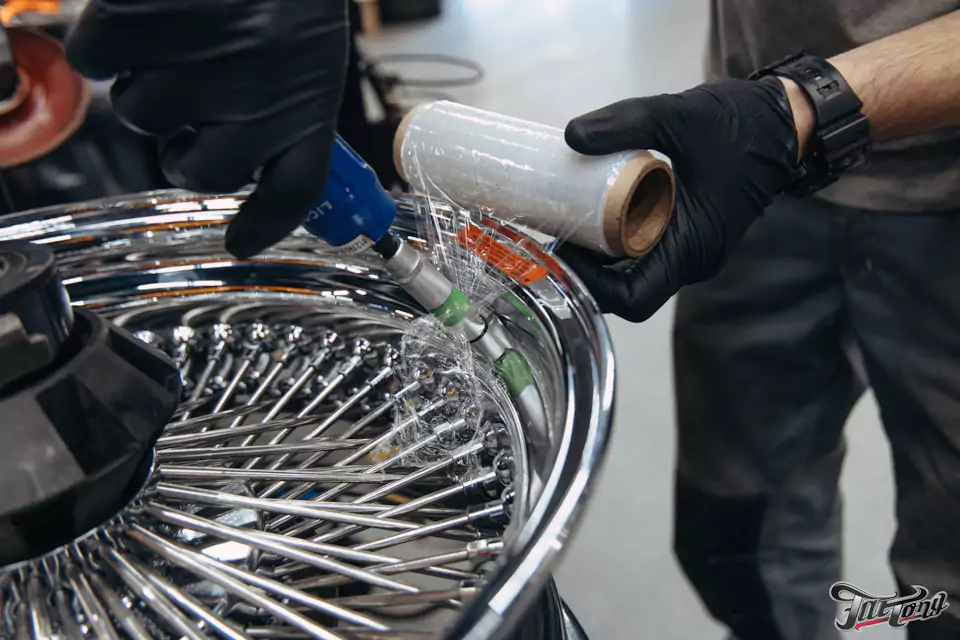 Фирменный шиномонтаж на стендах Hunter для Chevrolet Impala: собрали комплект колес Dayton Wire Wheels с системой knock-off!